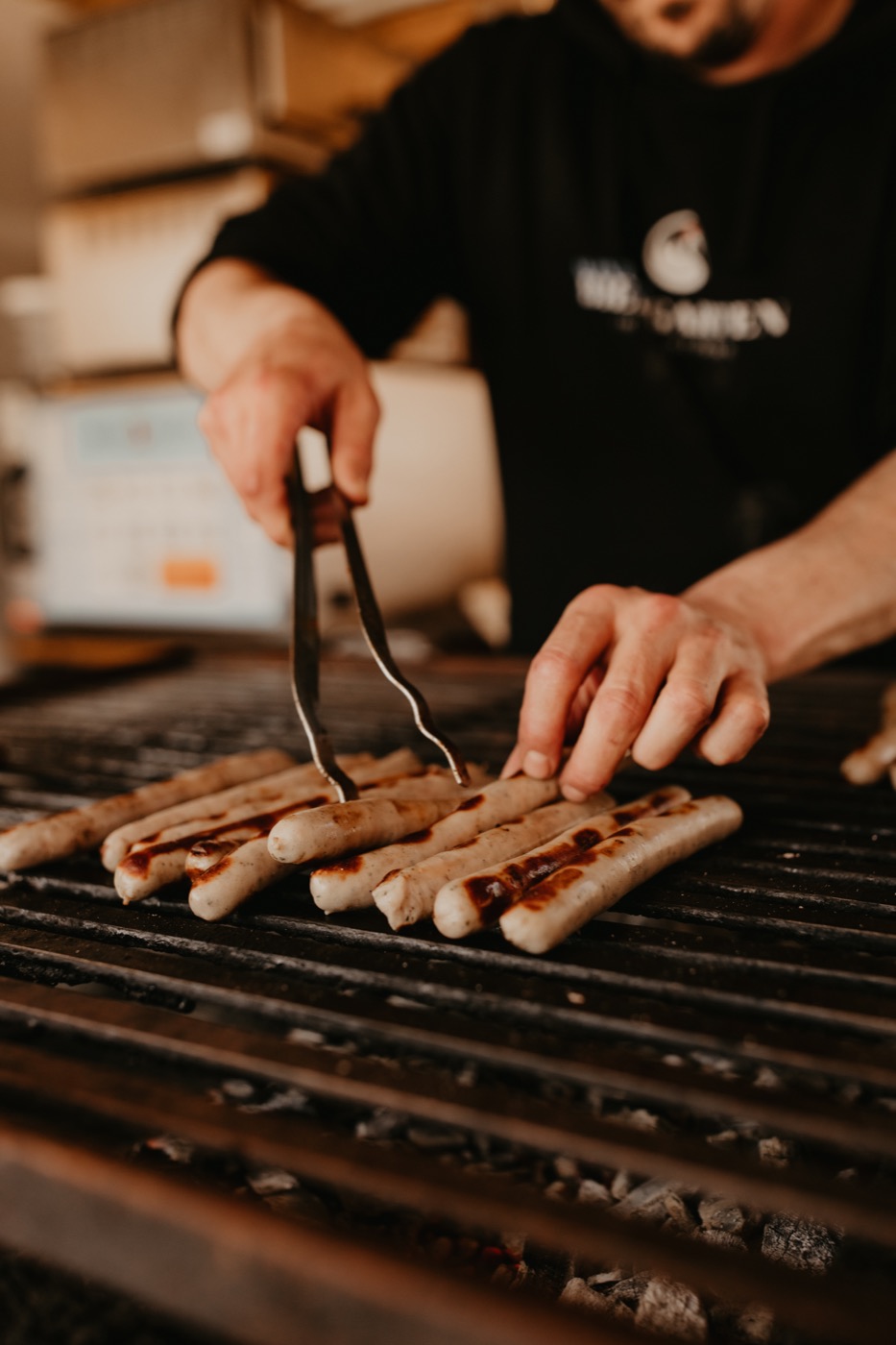 Bratwürste auf dem Grill im Biergarten
