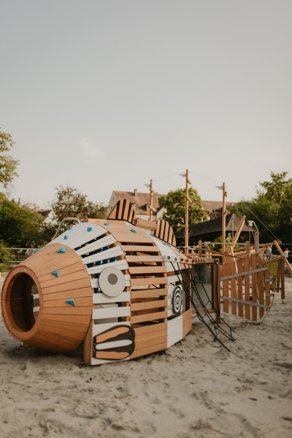 Hölzerner Abenteuerspielplatz mit Kletter- und Spielmöglichkeiten