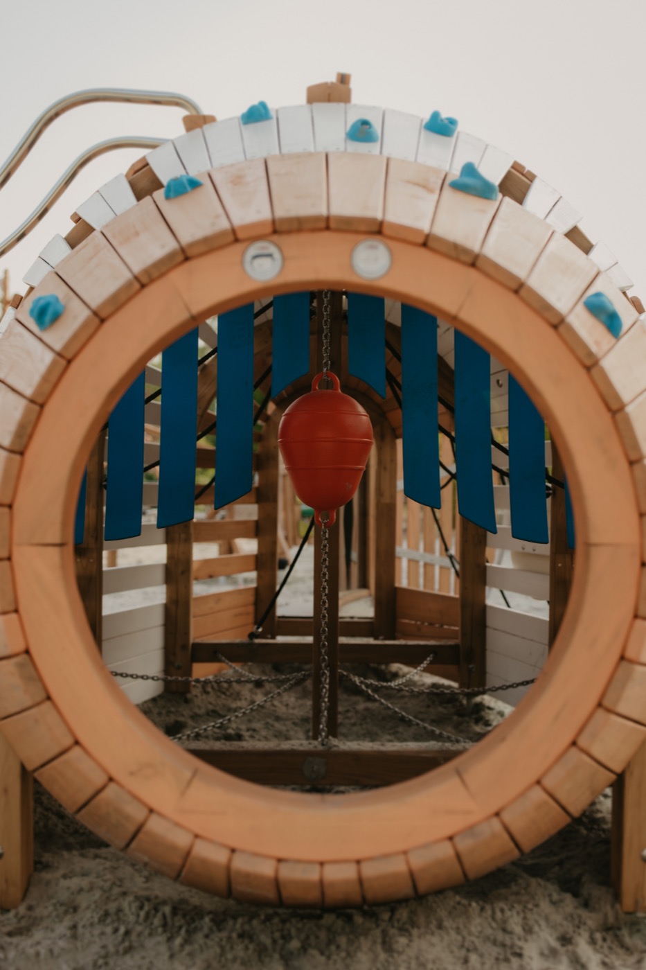 Detail des Spielplatzes mit Kletterbogen und blauem Vorhang